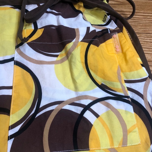 Small Koi mock wrap scrub yellow brown - Picture 5 of 6